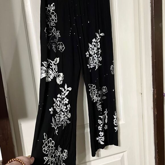 Black and white floral hand blocked wide legged pants - Picture 2 of 4